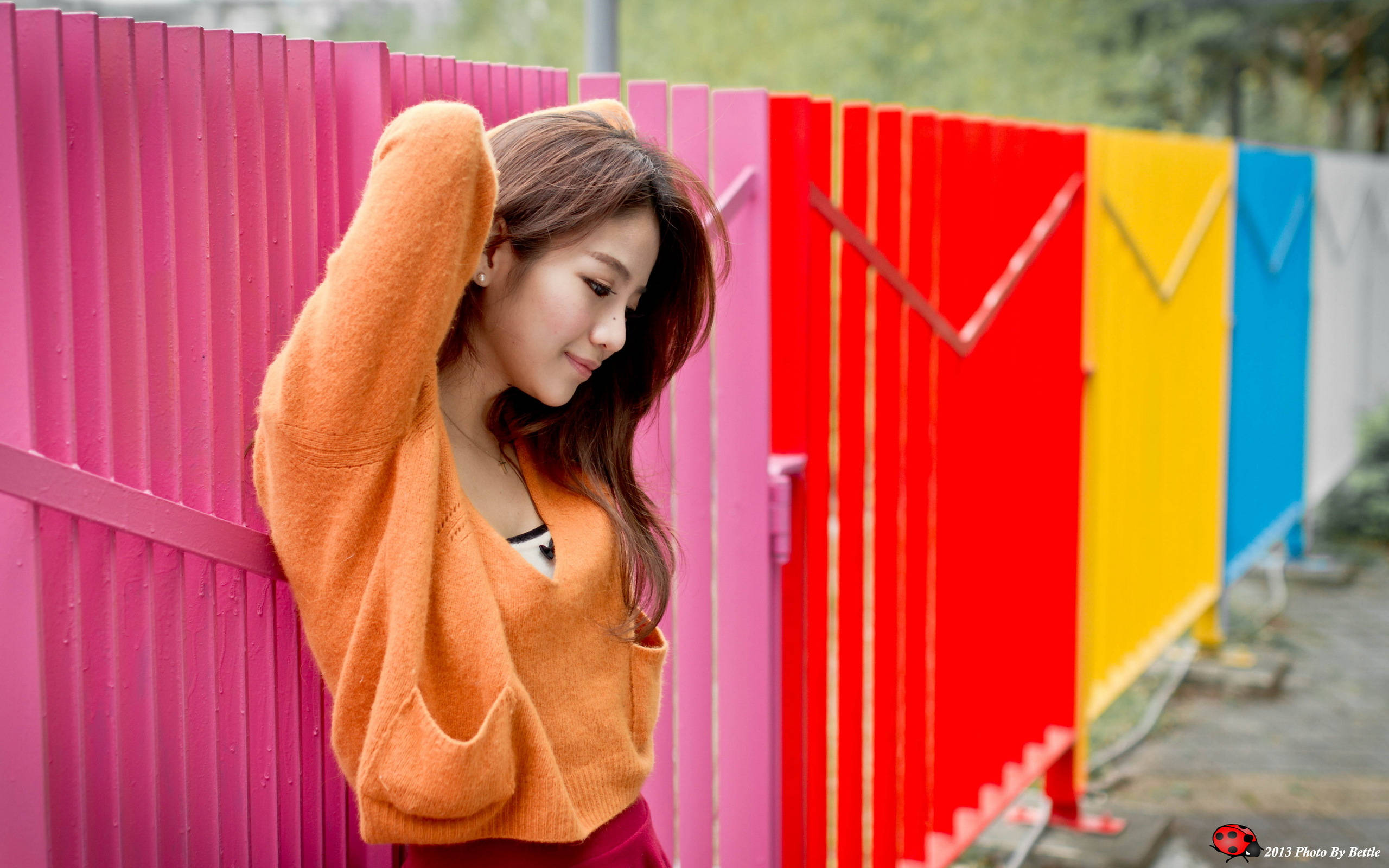 彩色栅栏旁的女子 2560x1600 壁纸