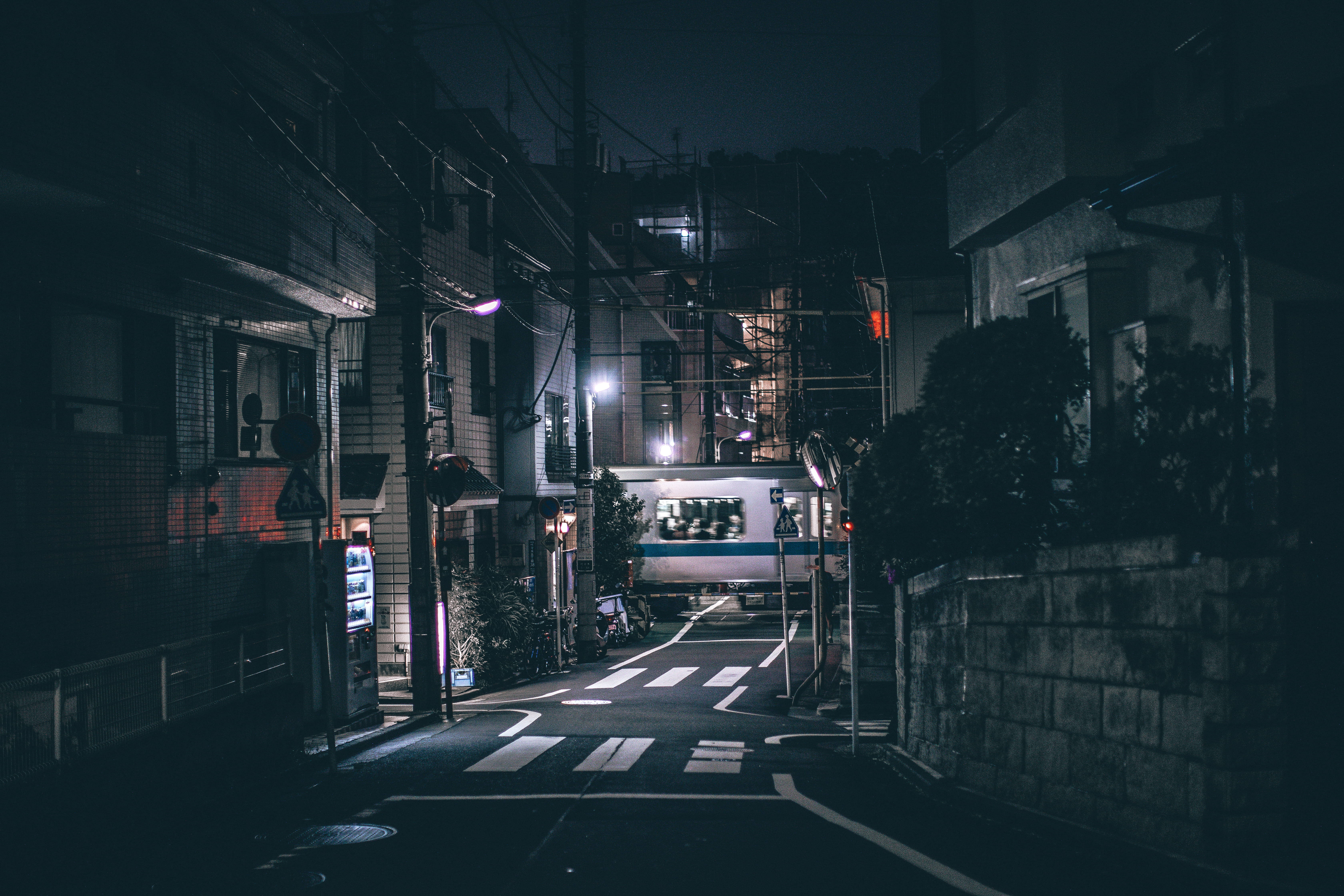 迷人空旷暗路4K 壁纸