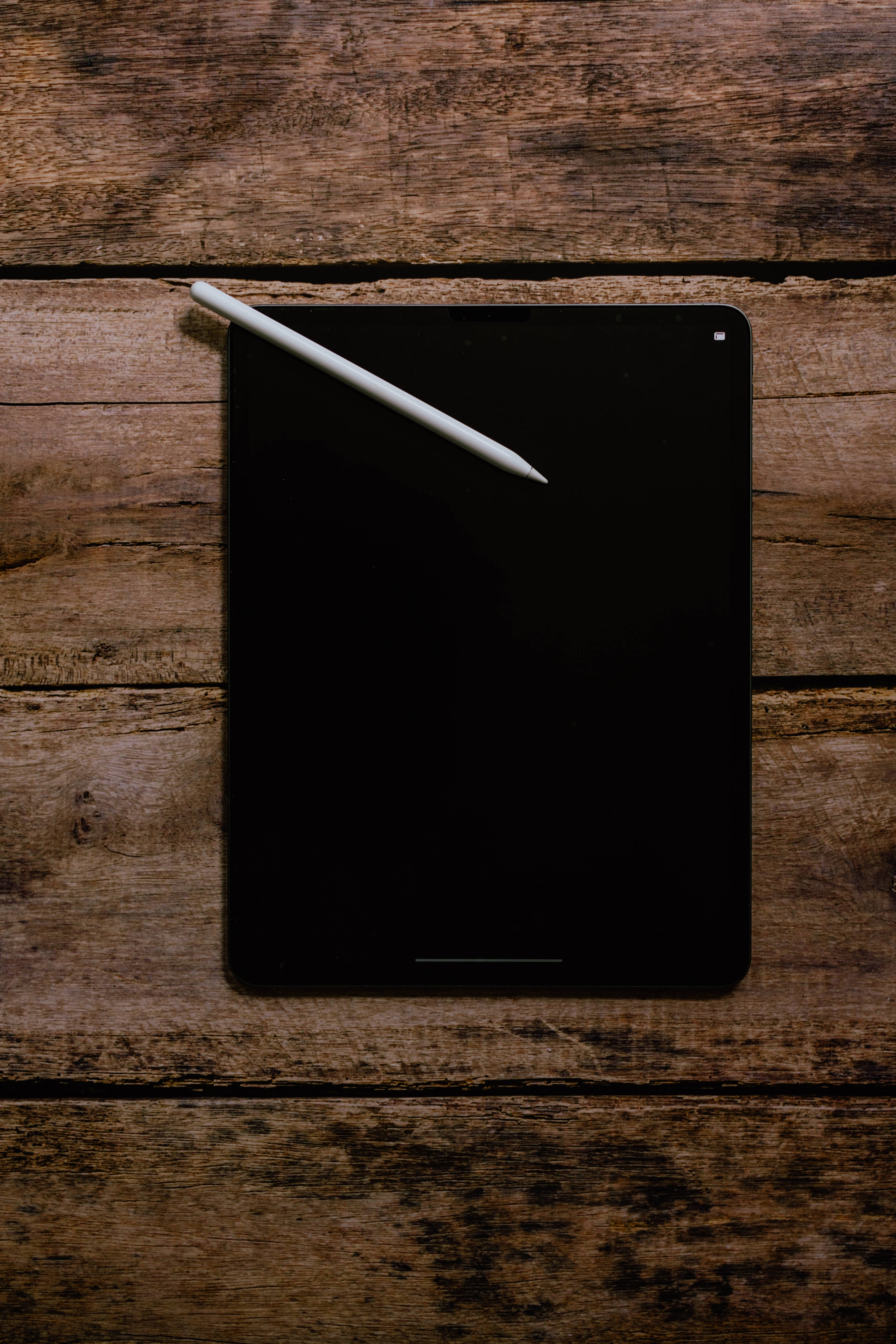 木质桌面上的Apple iPad Pro 壁纸