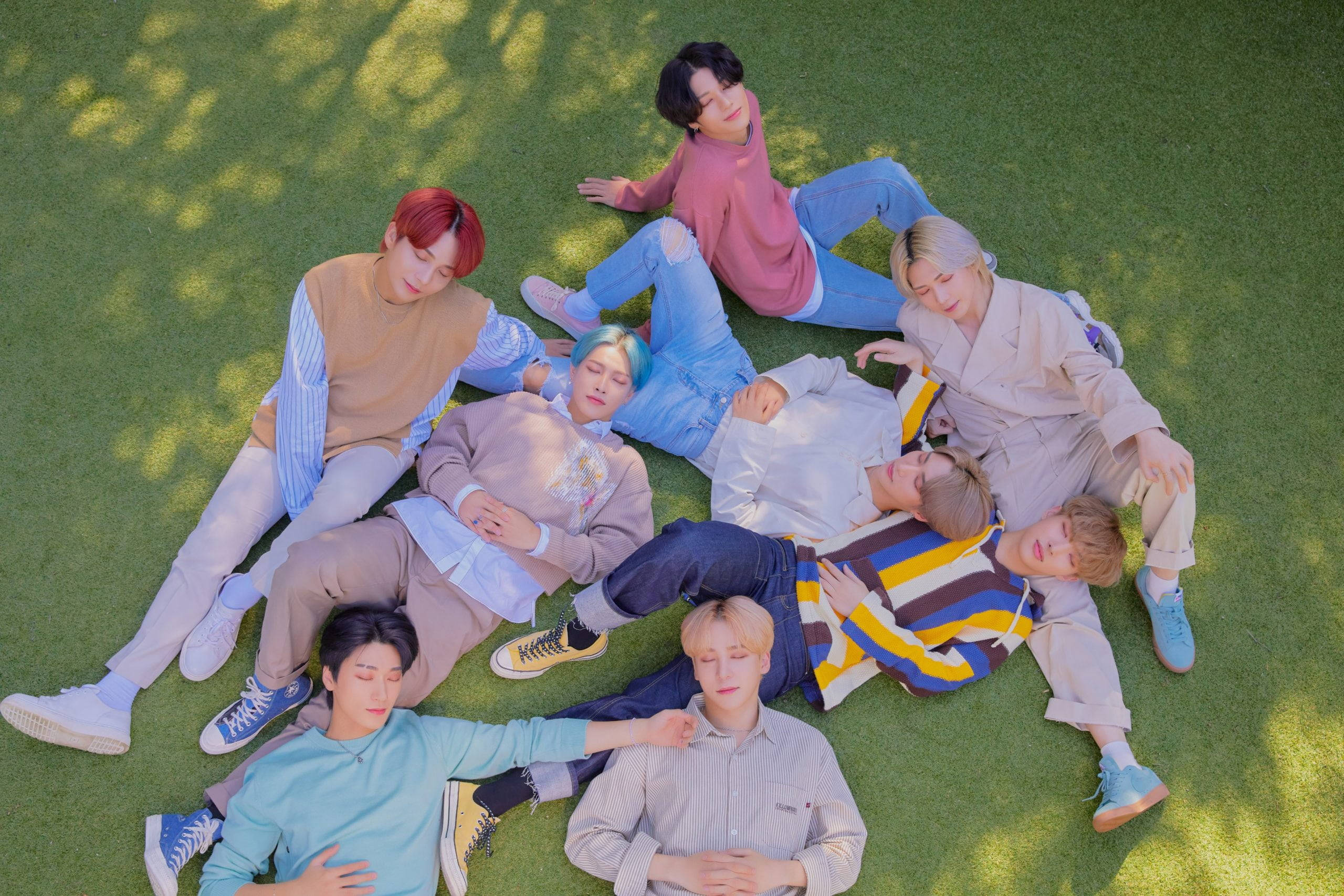 ATEEZ 在绿野中 壁纸