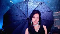 DDU-DU DDU-DU MV壁纸：BLACKPINK Jisoo手持深蓝色雨伞