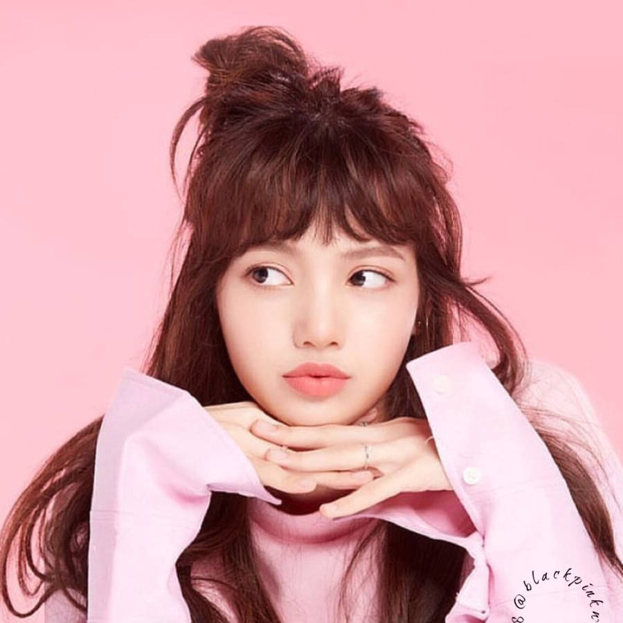 Blackpink 的 Lisa 在粉色中活力四射 壁纸