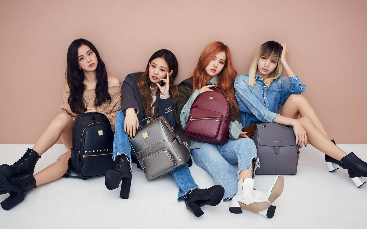 四位 Blackpink 成员时尚背包出行 壁纸