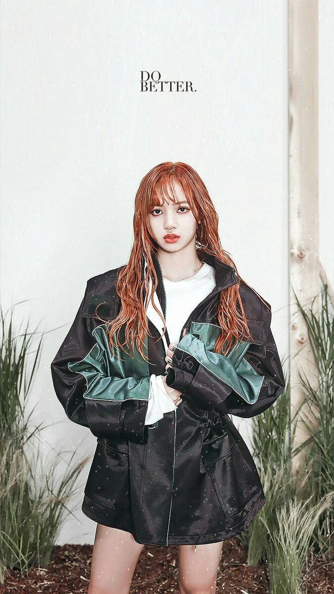 Blackpink Lisa 穿夹克站在写有“Do Better”文字的墙前壁纸