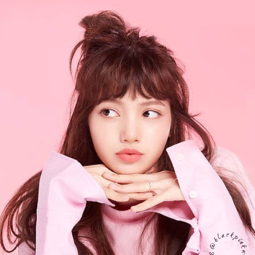 Blackpink 的 Lisa 在粉色中活力四射 壁纸