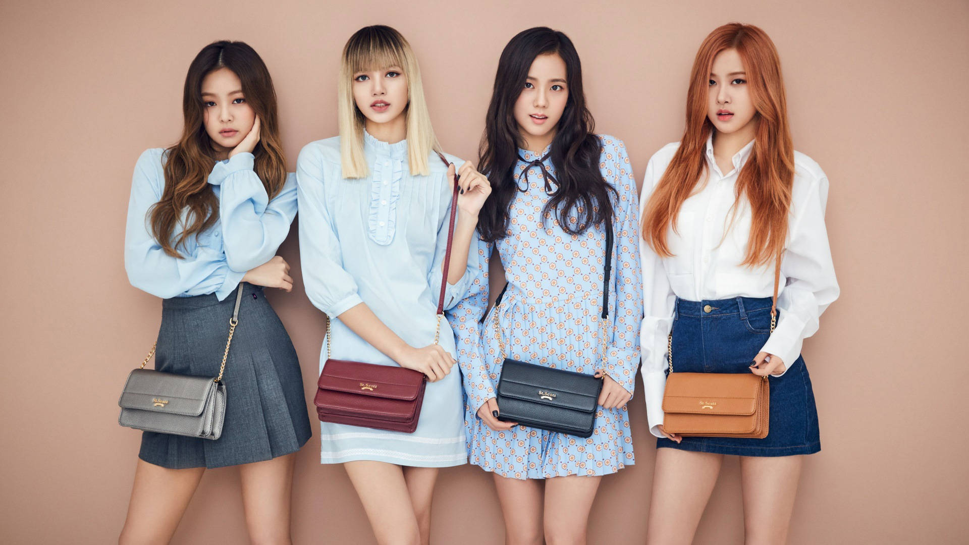 Blackpink 成员在米色墙前手持斜挎包壁纸