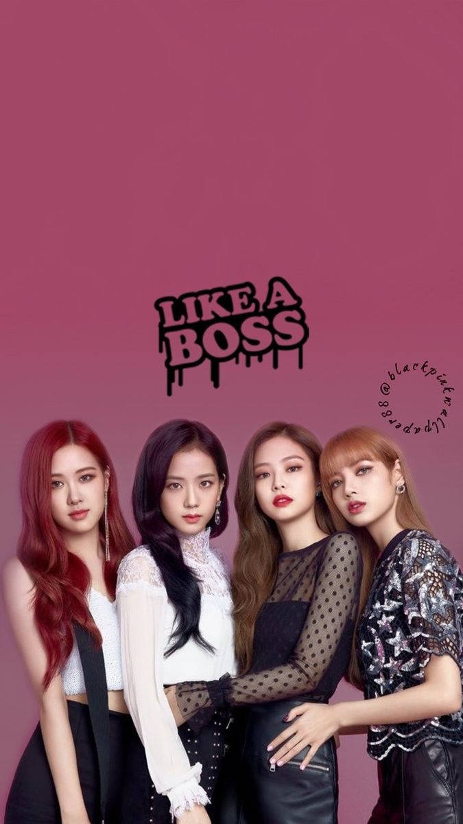 Blackpink 成员在粉色背景上展示 Like A Boss 文字的壁纸