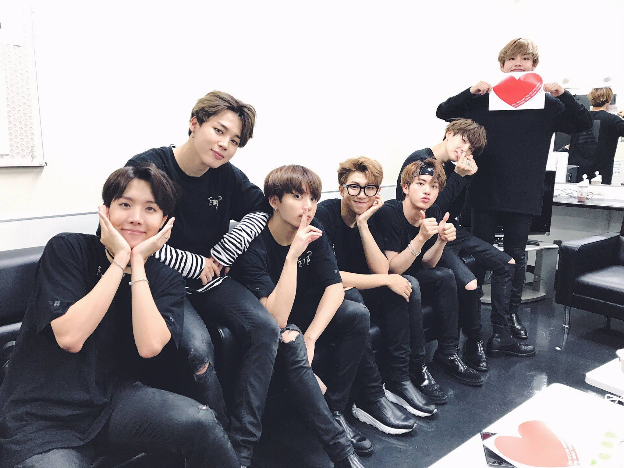 BTS 2021桌面 - 流行文化偶像的和谐融合 壁纸