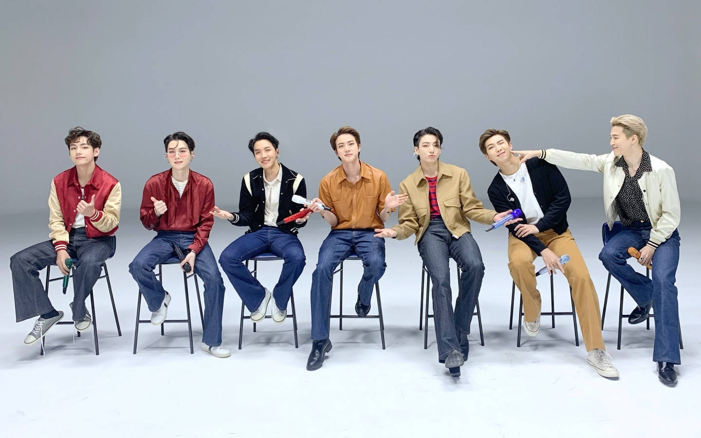 BTS成员并排坐于高脚凳桌面壁纸 壁纸