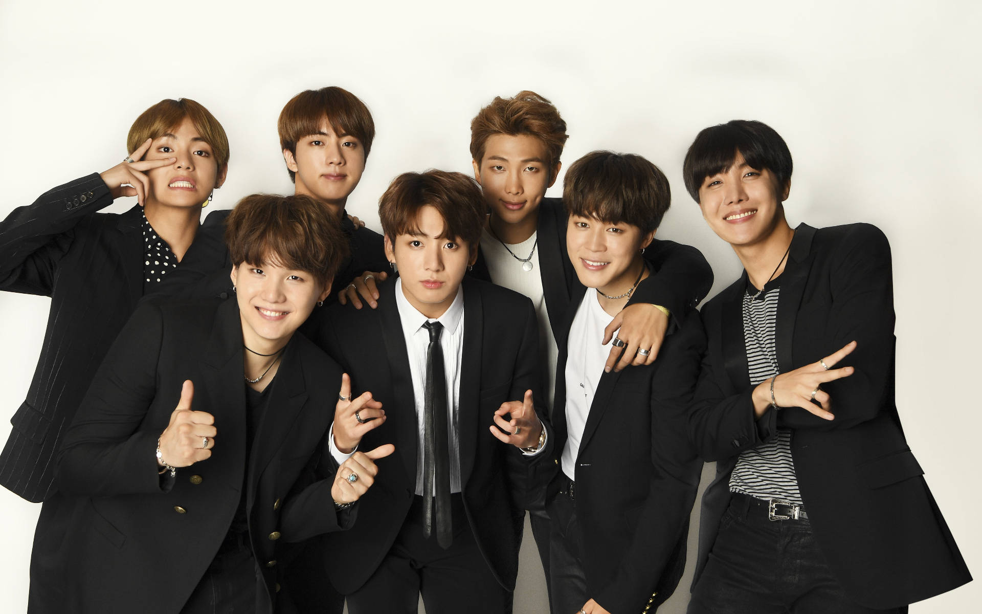 BTS全员黑色西装合照 壁纸