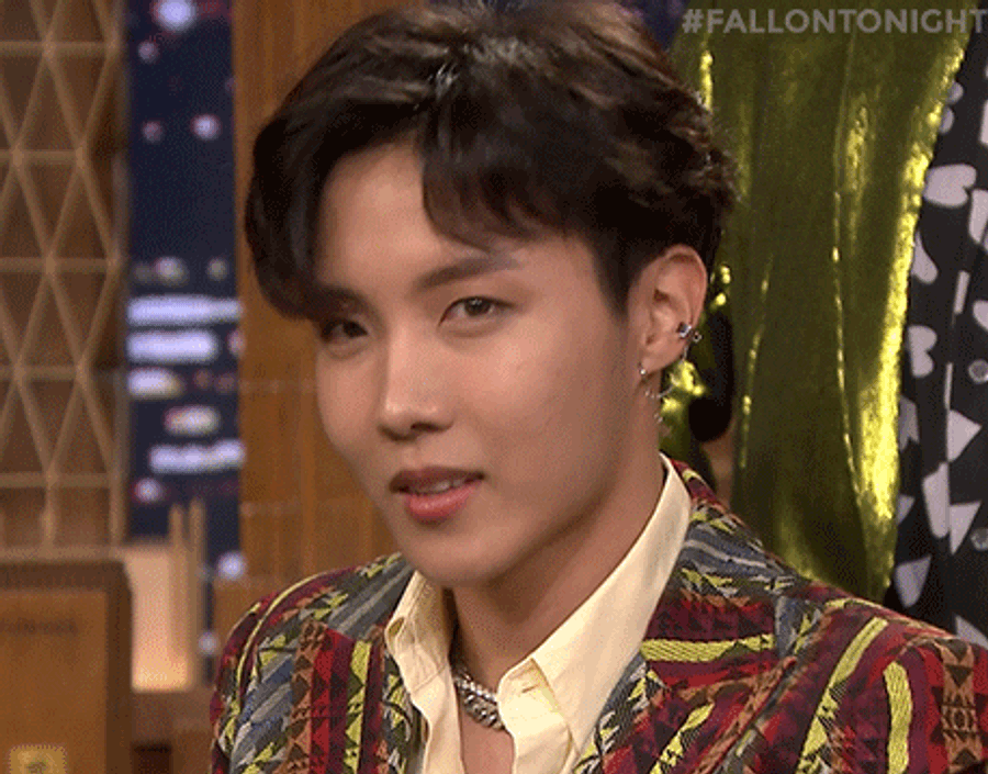 BTS J-Hope休闲穿搭魅力四射 壁纸
