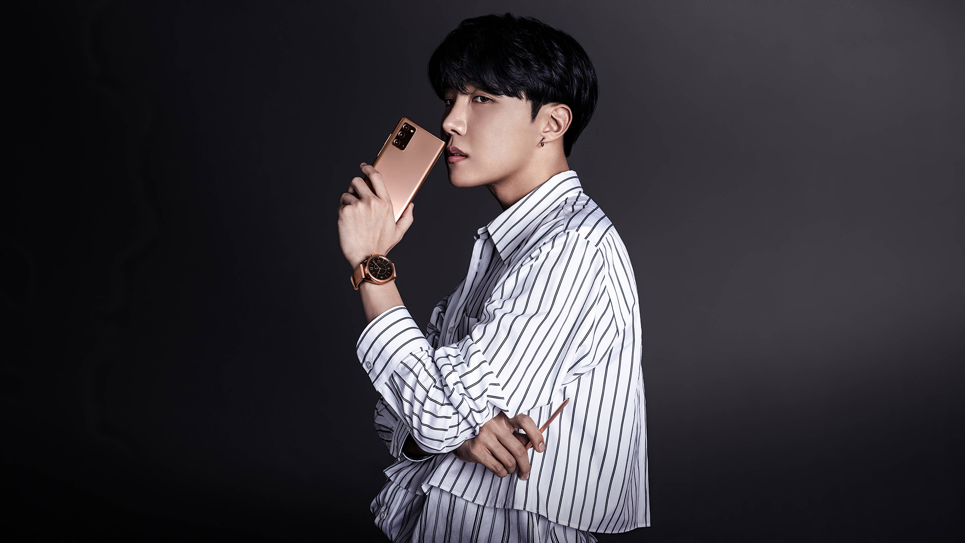 BTS J-hope 时尚手机模特照 壁纸