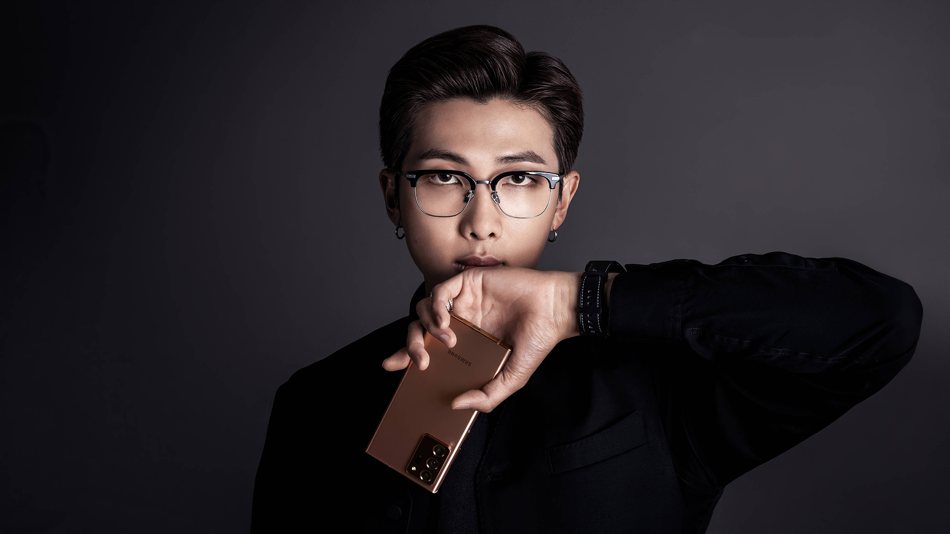 BTS RM 手机模特美学照 壁纸