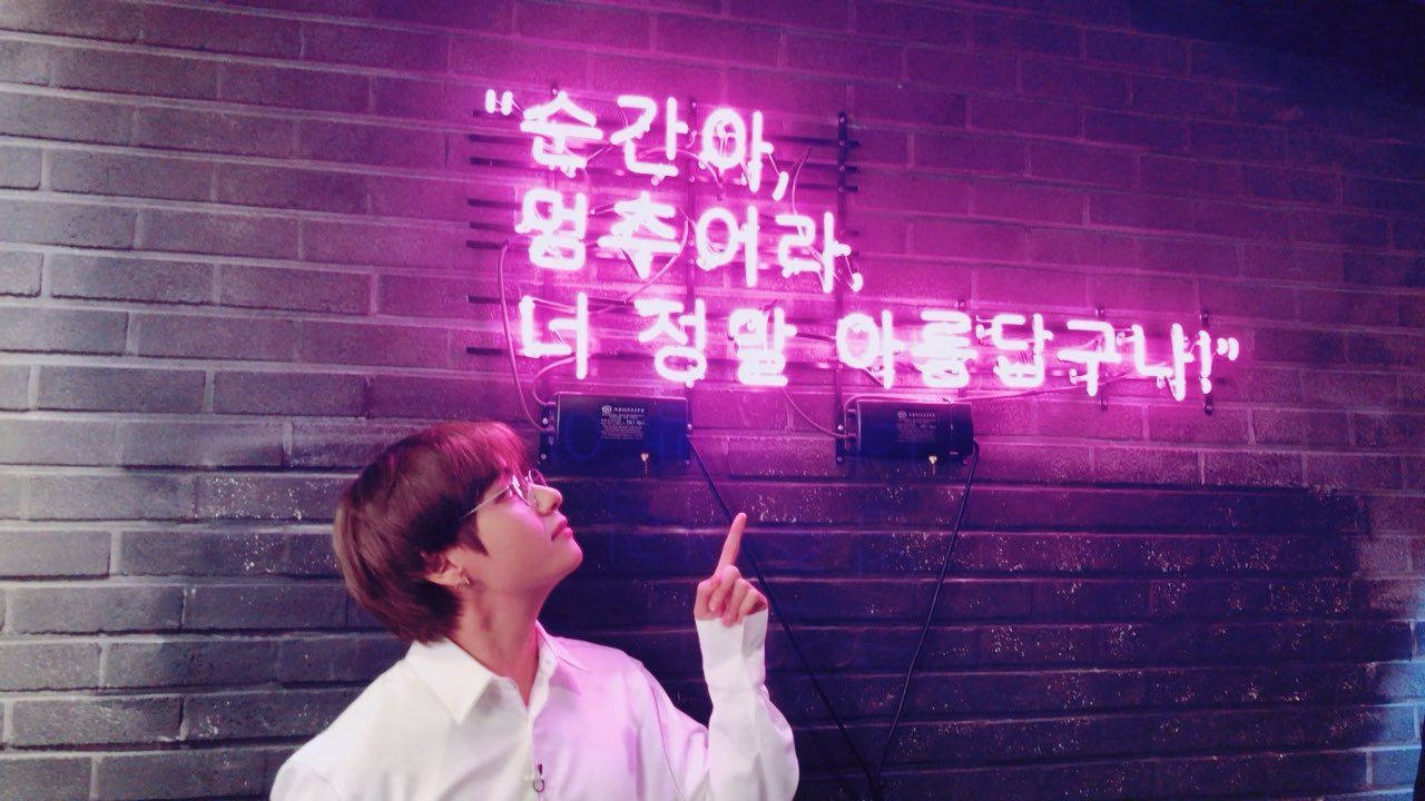 BTS V 霓虹灯光美学 壁纸