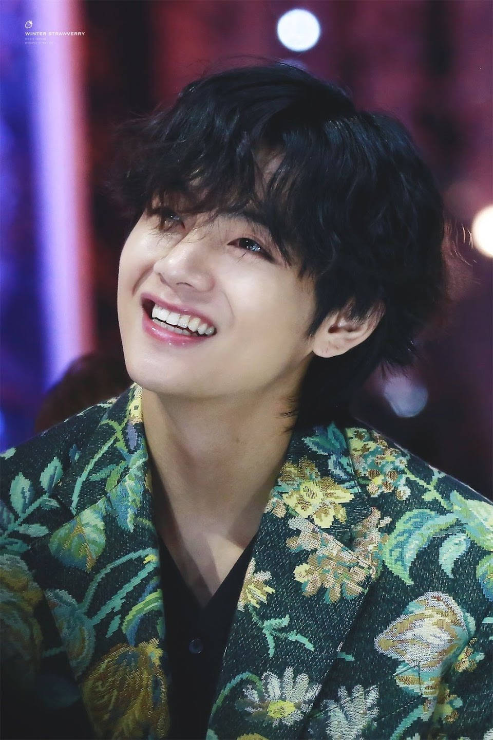 BTS V 花卉图案外套 壁纸