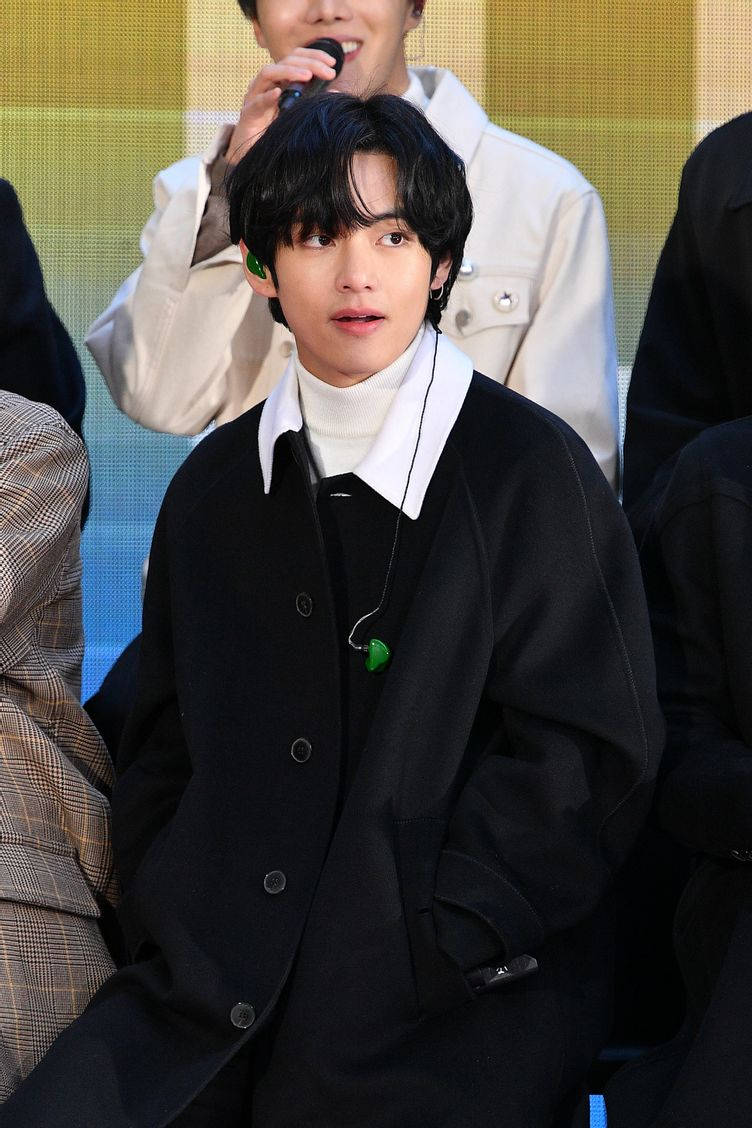 BTS V 时尚高领衫造型 - 展现百变穿搭魅力 壁纸