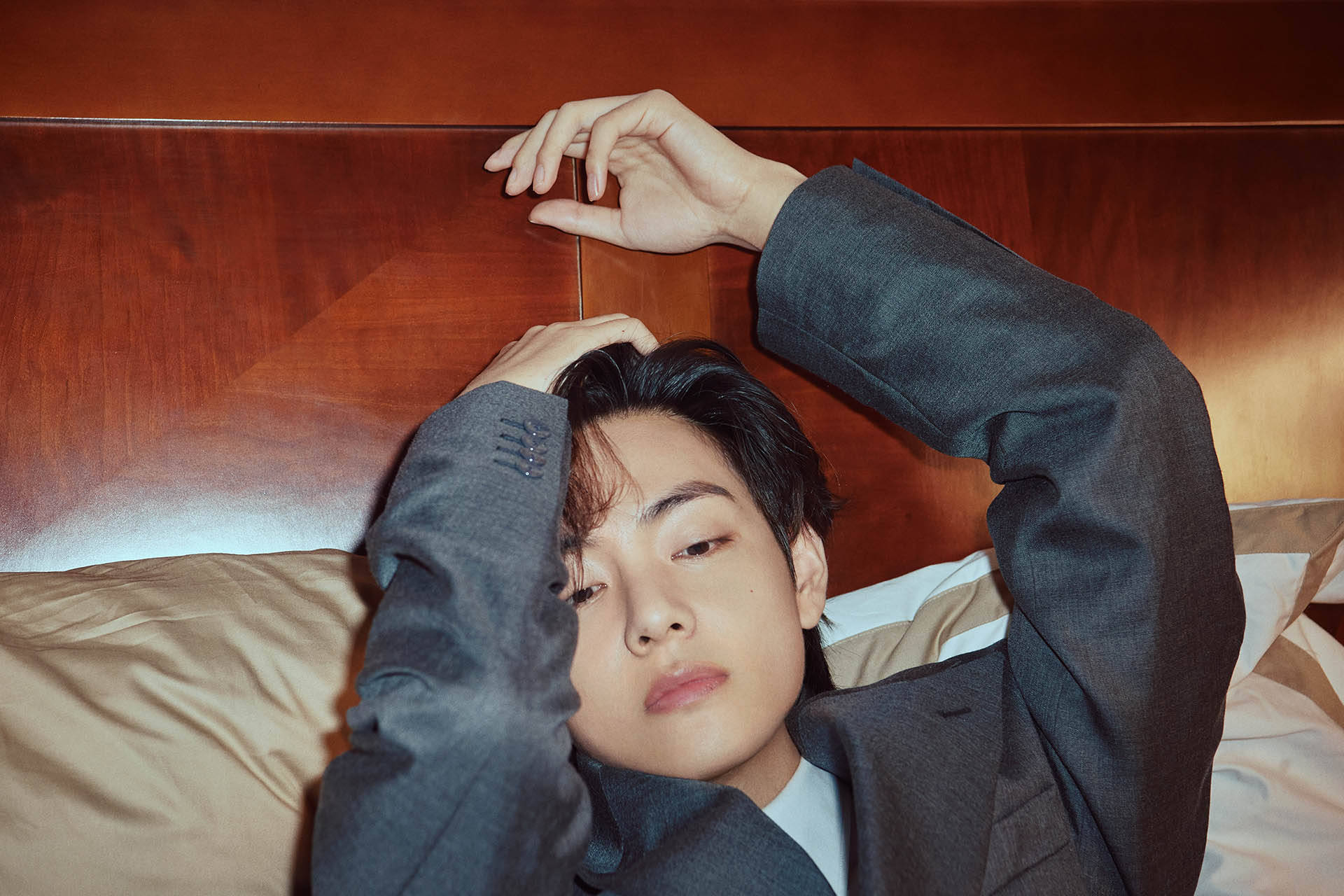 BTS V 床上写真 壁纸