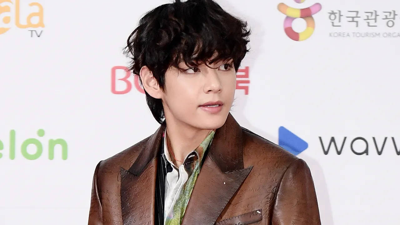 BTS V 棕色皮夹克 壁纸