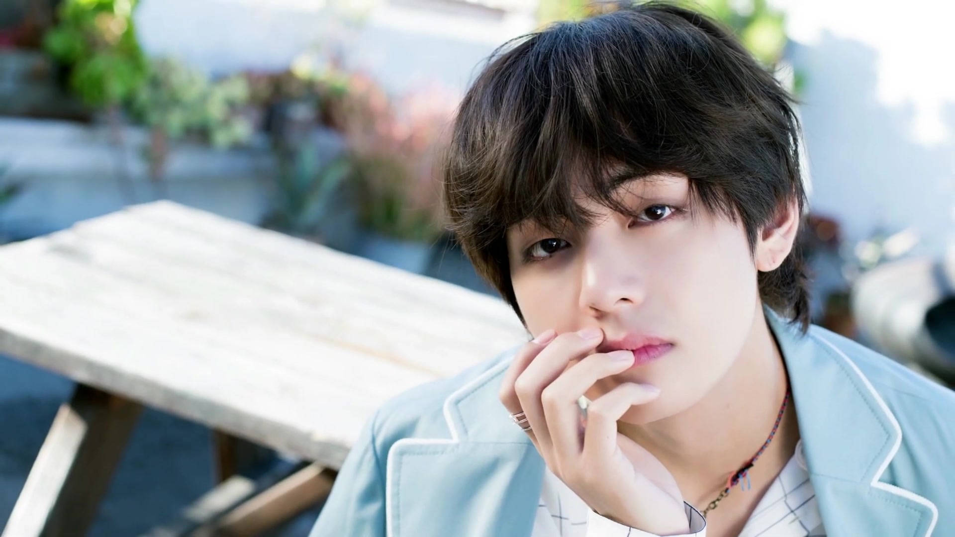 BTS V 浅蓝外套 壁纸