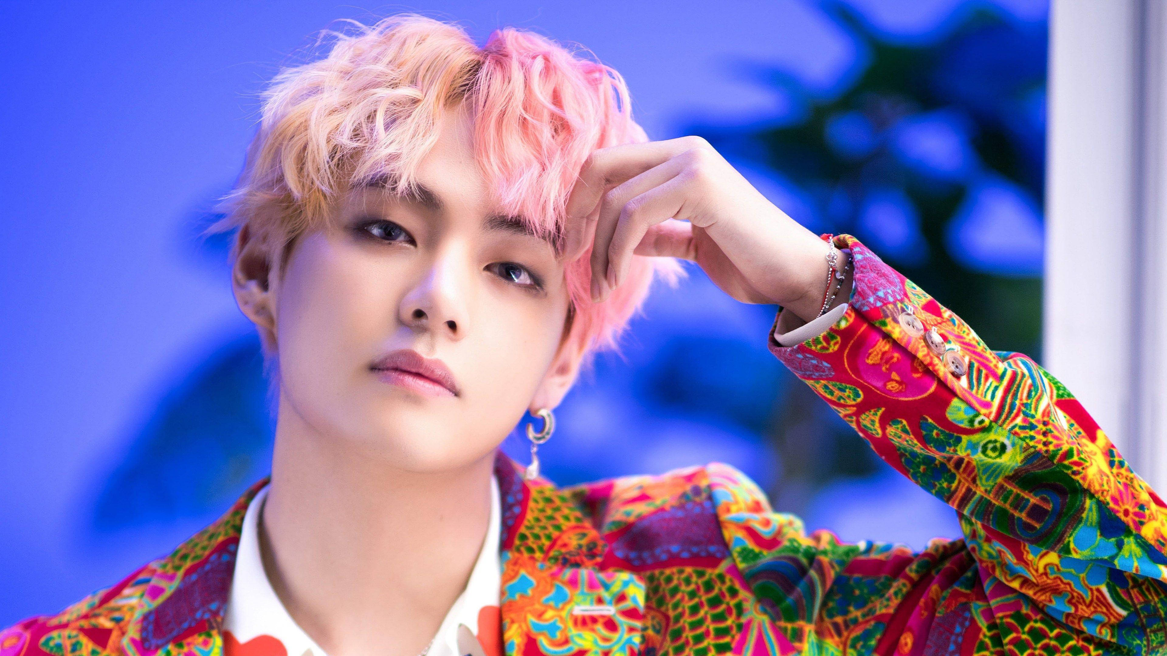 BTS V 身穿彩色西装 壁纸
