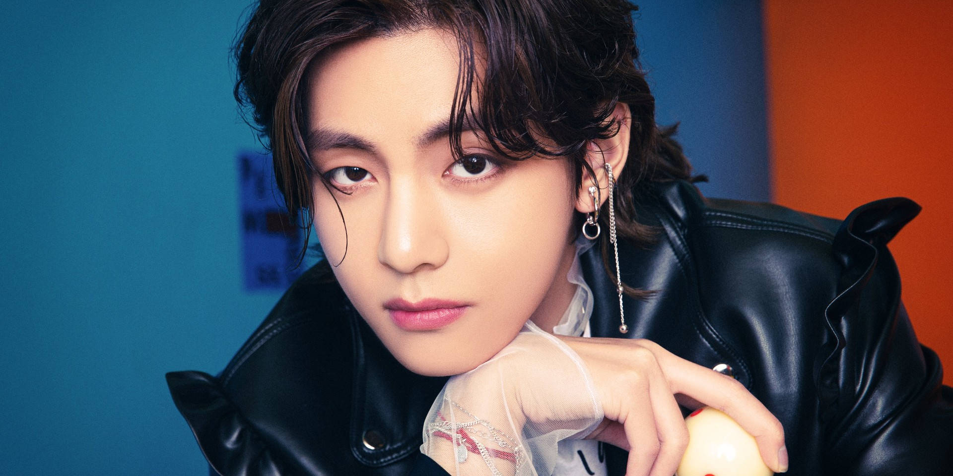 BTS V 黑色皮夹克 壁纸