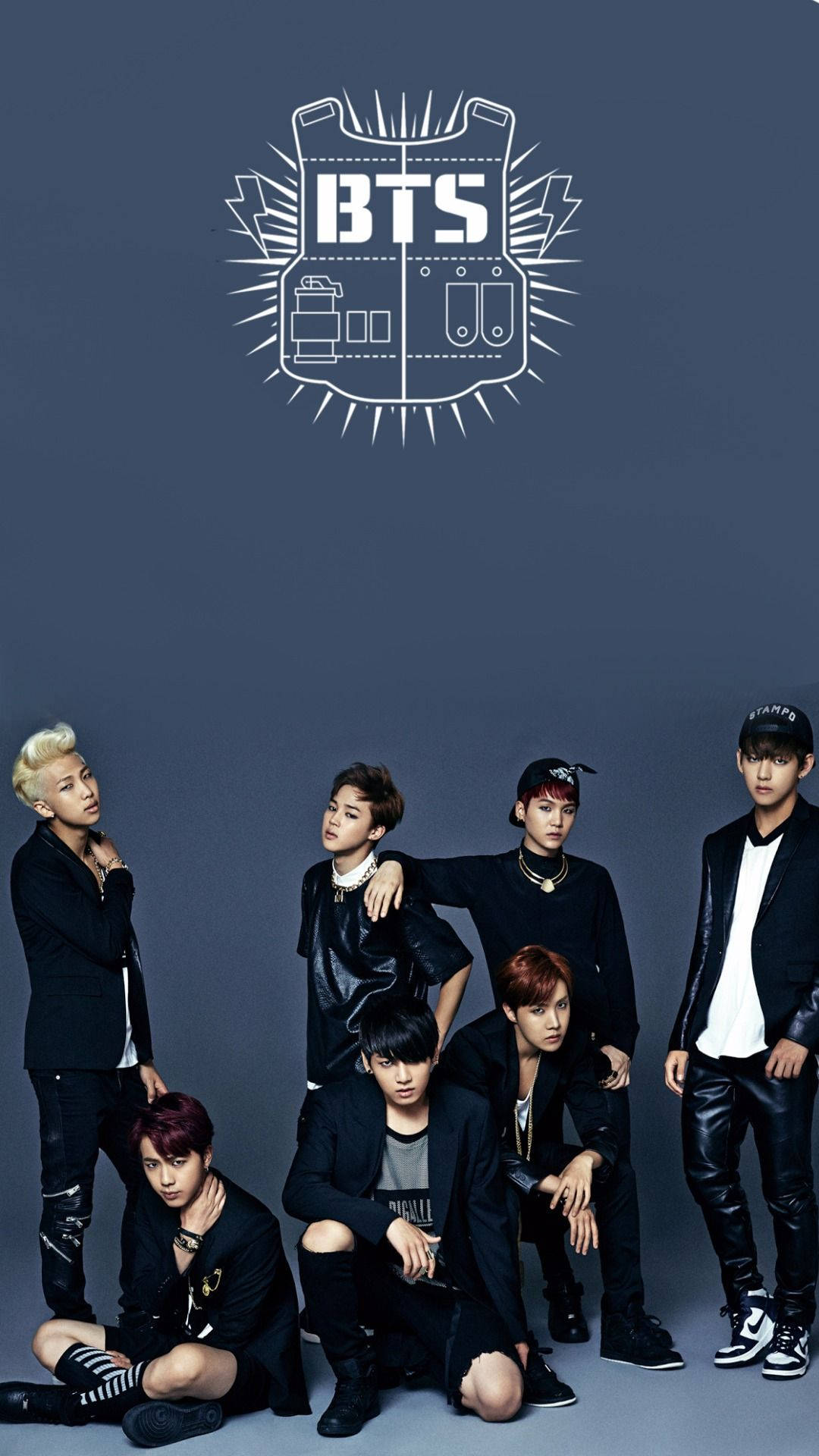 BTS 男团成员 V、Jungkook、Jimin、Suga、Jin、RM 和 J-hope 身着黑色休闲服装。