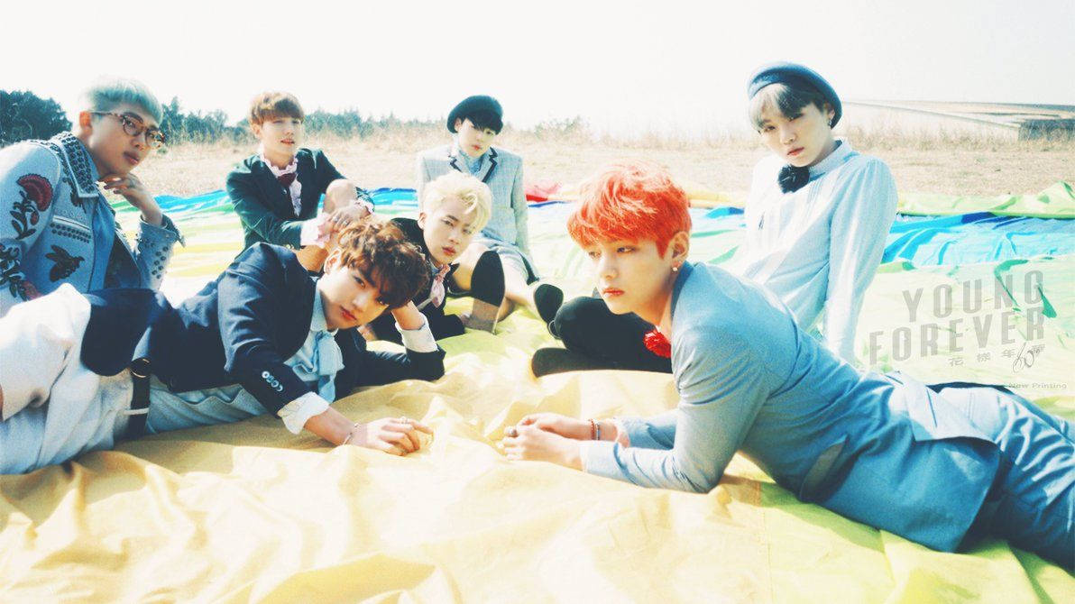 BTS 成员夏季躺在海滩毯子上