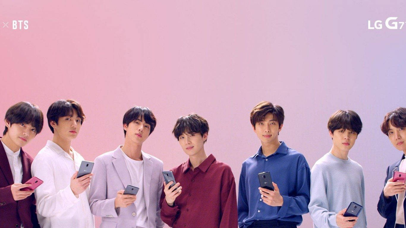 BTS手持LG手机与笔记本电脑 壁纸