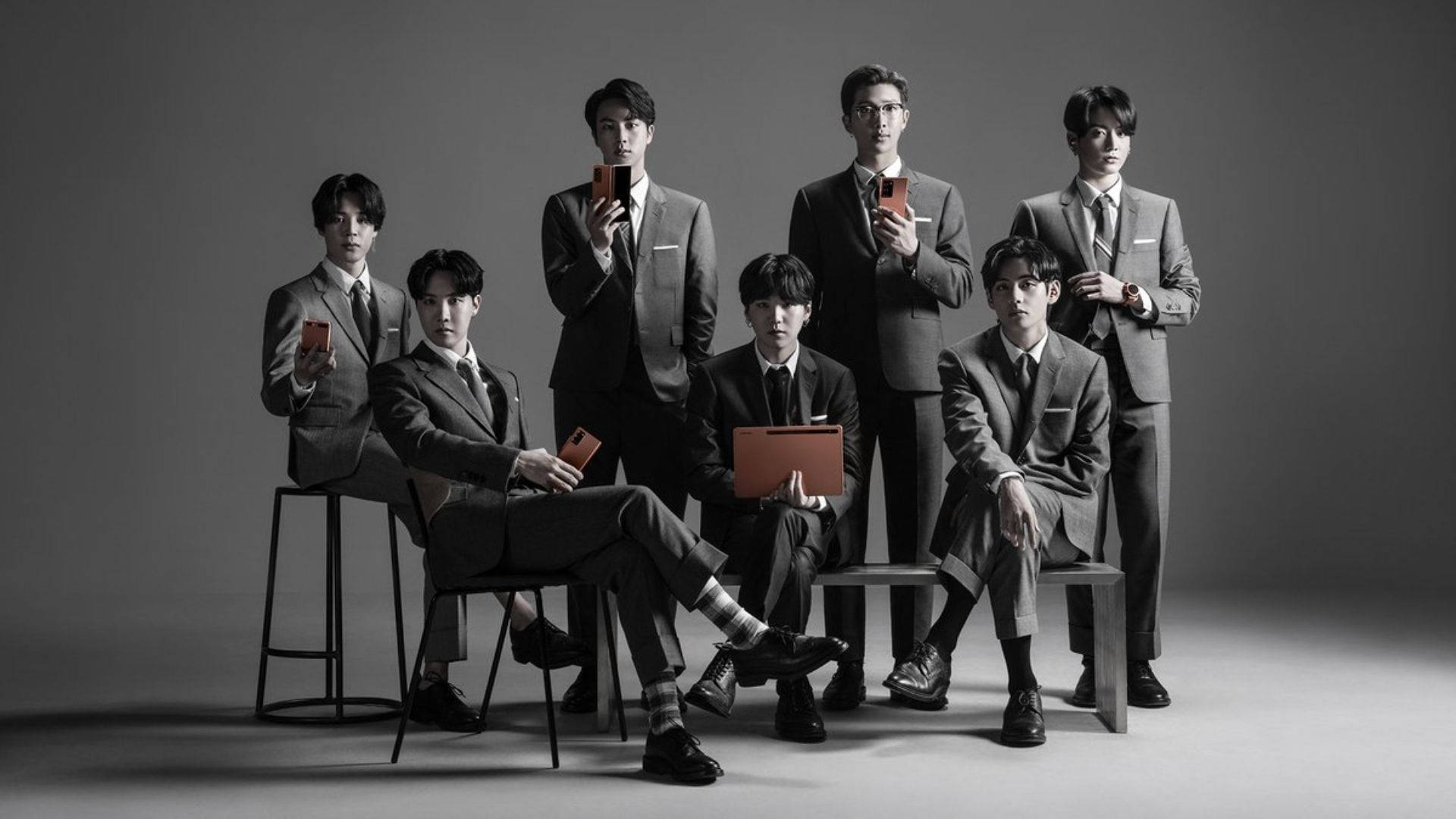 BTS桌面壁纸：手持手机与笔记本电脑 壁纸