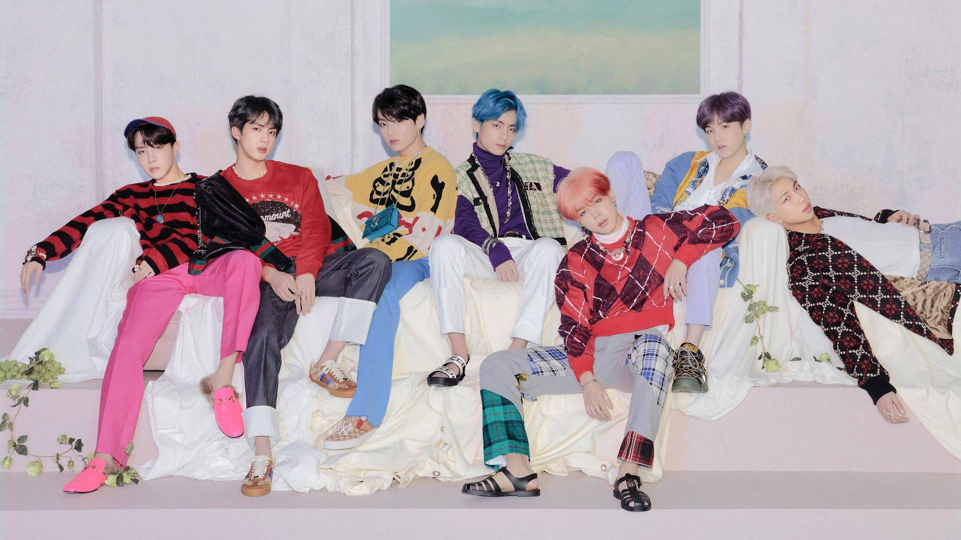 BTS白色沙发桌面壁纸 壁纸