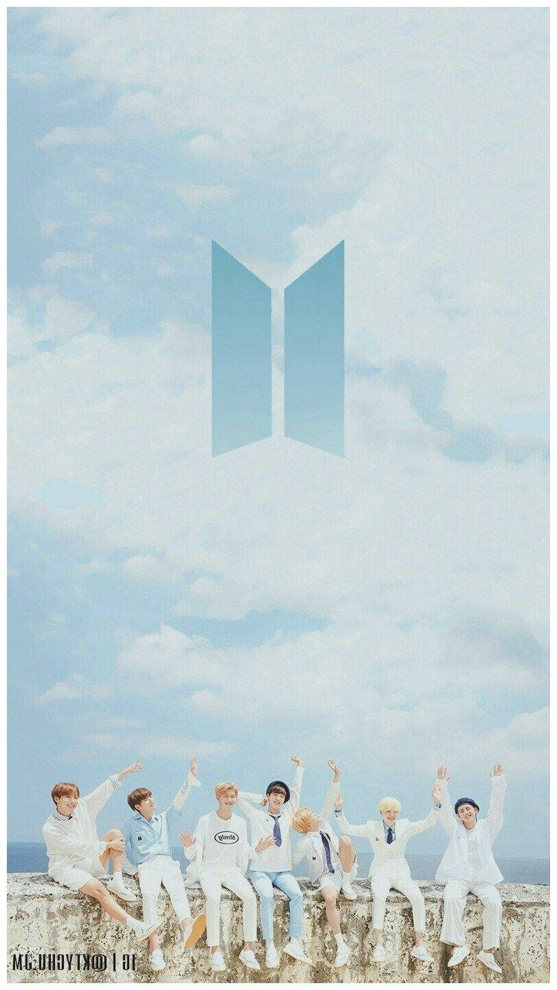 BTS蓝天下唯美Logo合照 壁纸
