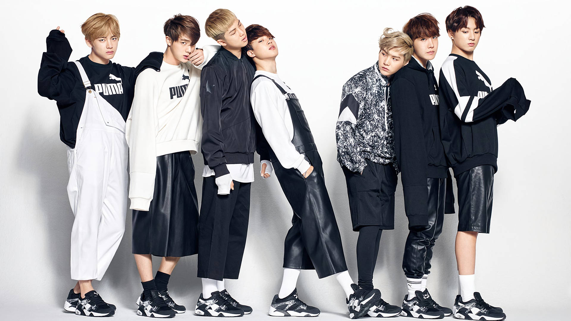BTS成员V、Jungkook、Jimin、Suga、Jin、RM和J-hope身着黑白服饰。