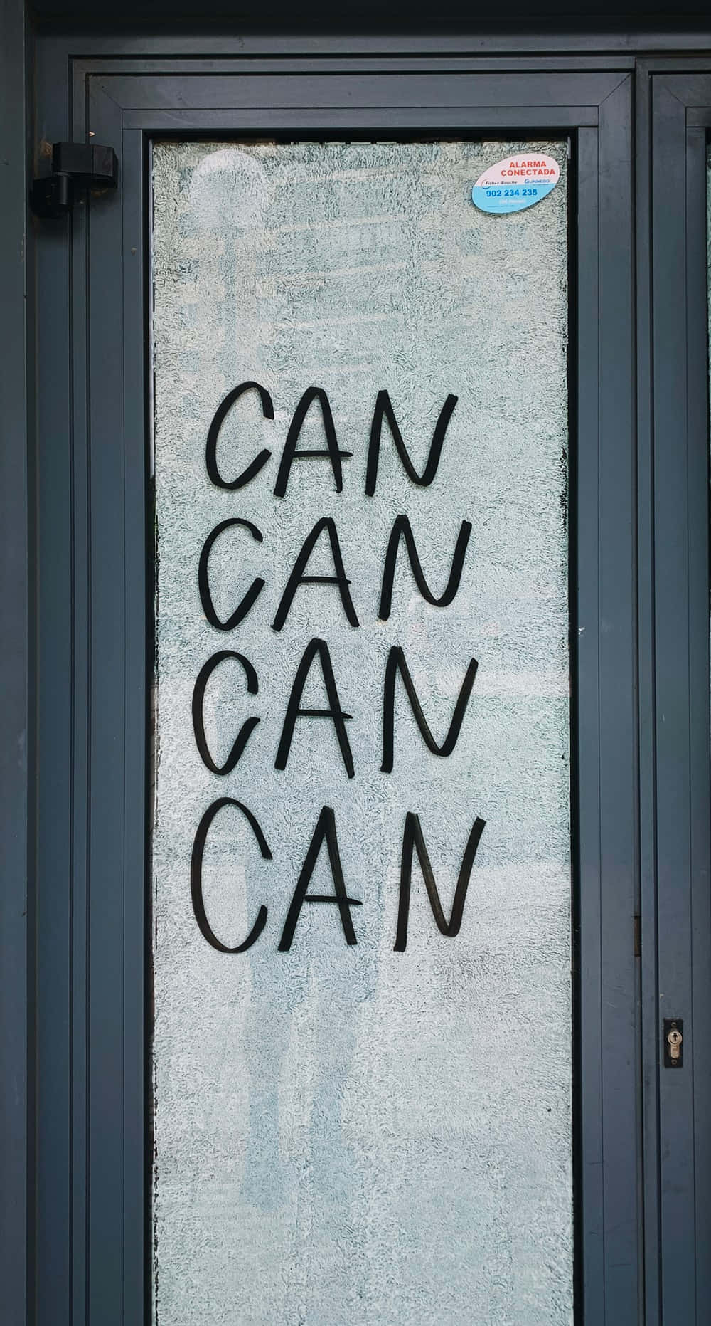 写着“can can”字样的玻璃门 壁纸