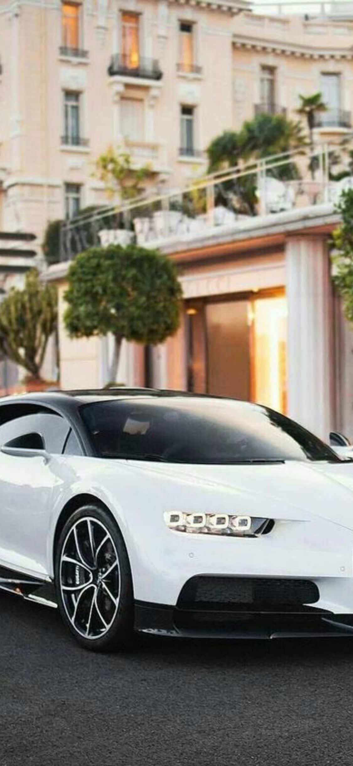 白色布加迪Chiron停在一栋建筑前 壁纸