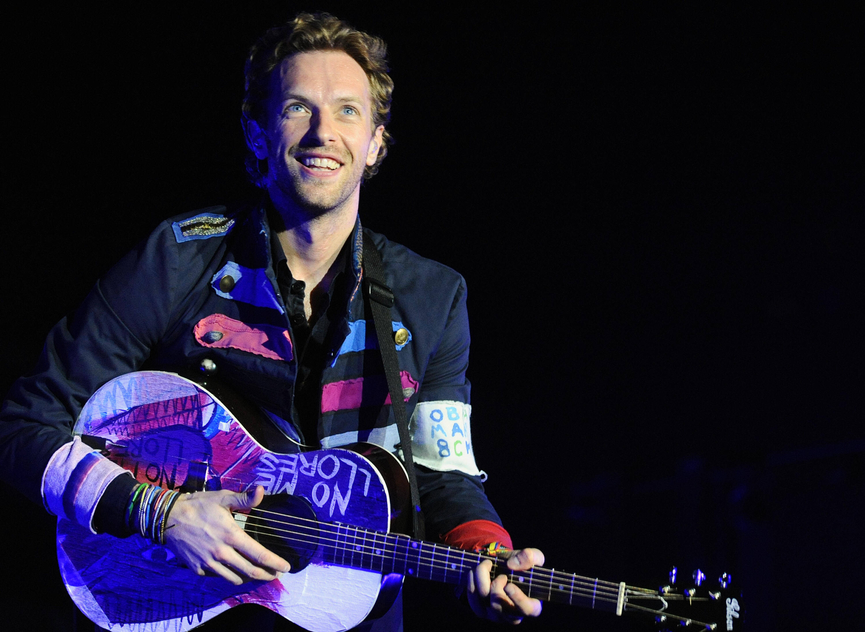 Chris Martin 黑色背景 壁纸