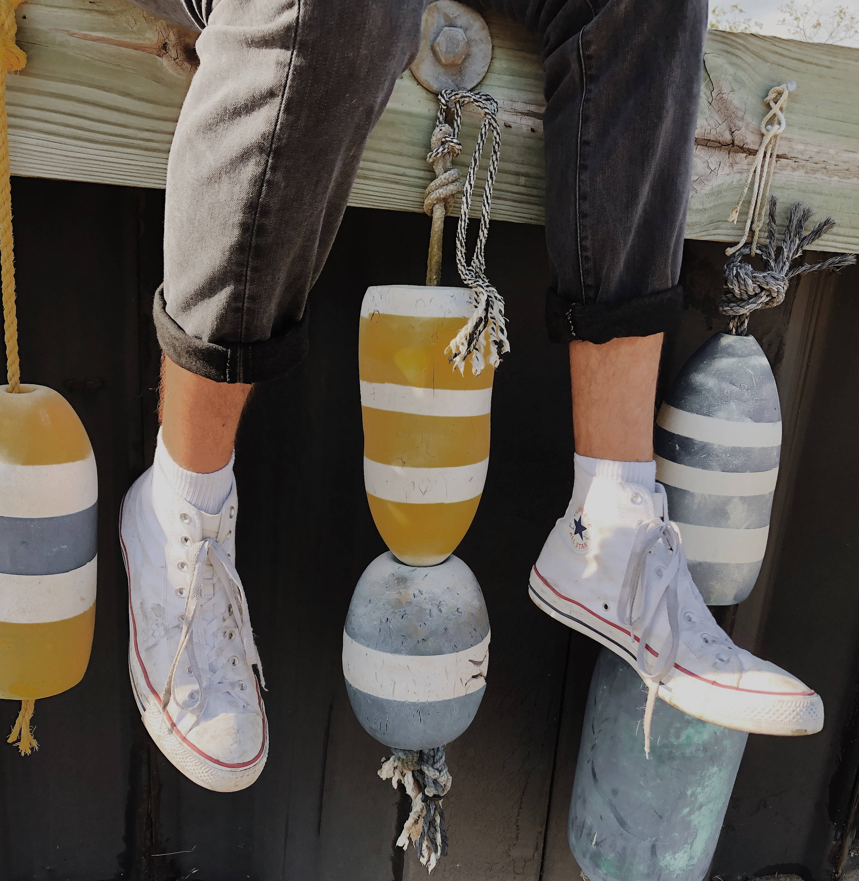经典白色Chuck Taylor Converse 壁纸
