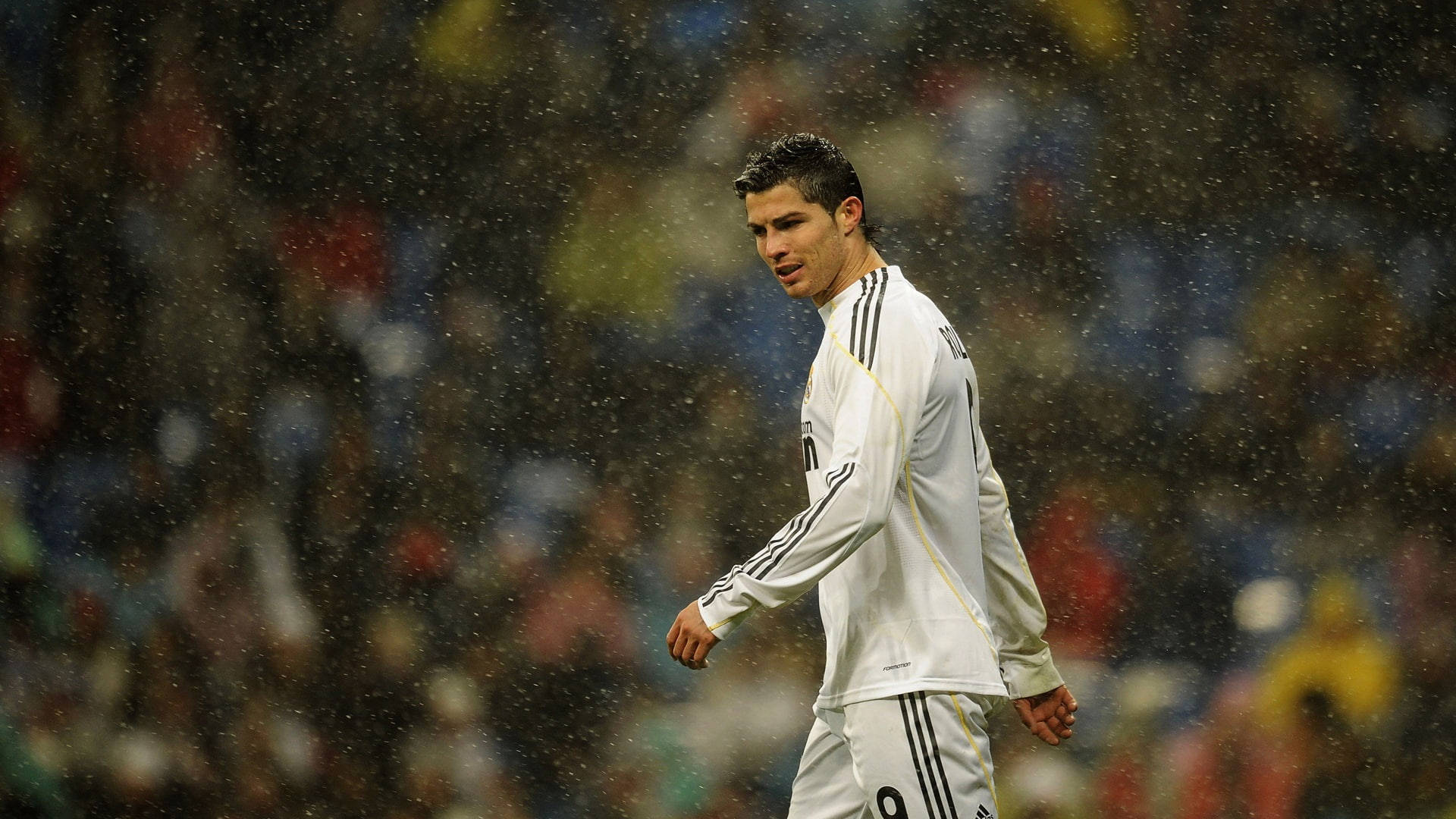 CR7高清雨中足球赛 壁纸