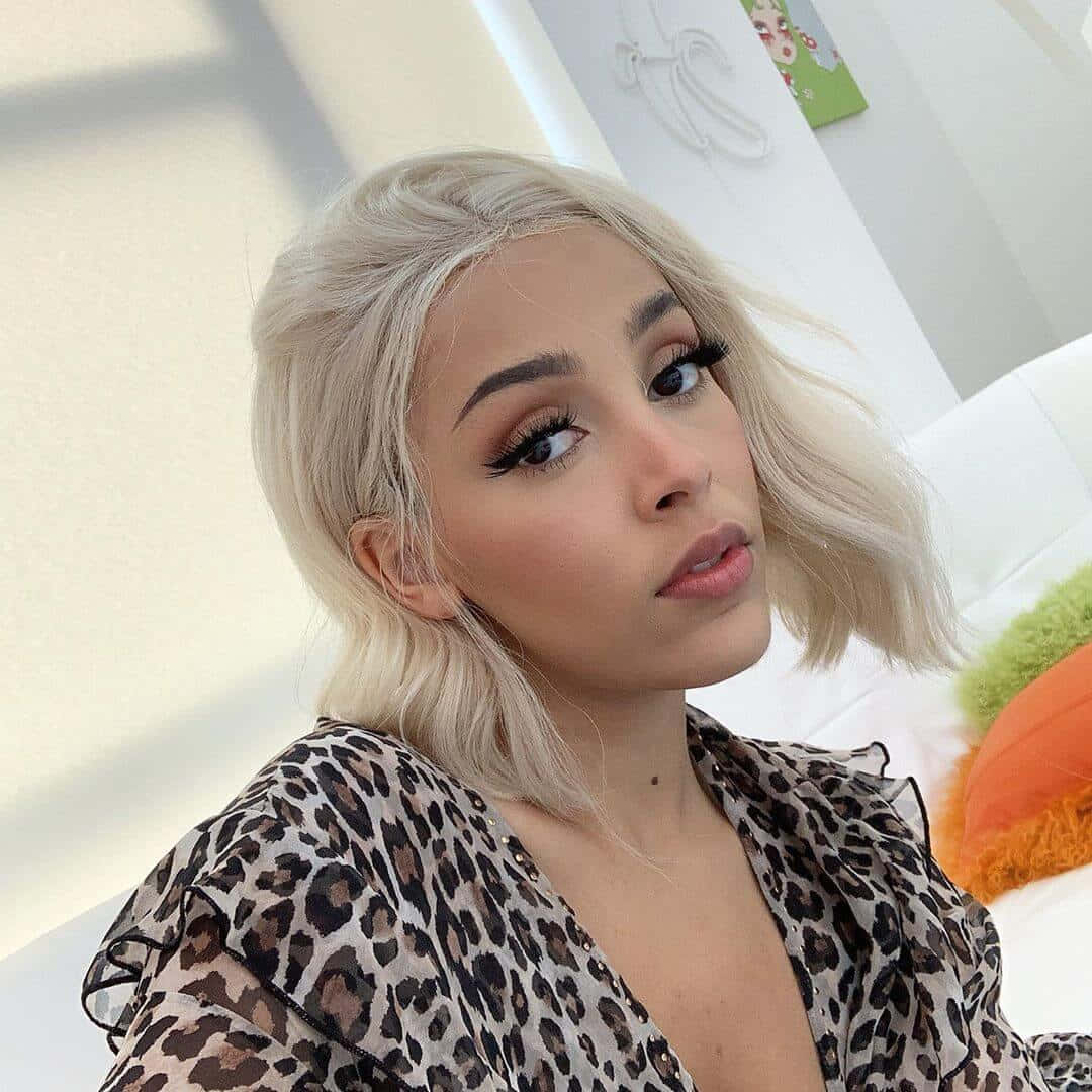 Doja Cat 以闪亮眼影和灿烂笑容展现美丽 壁纸