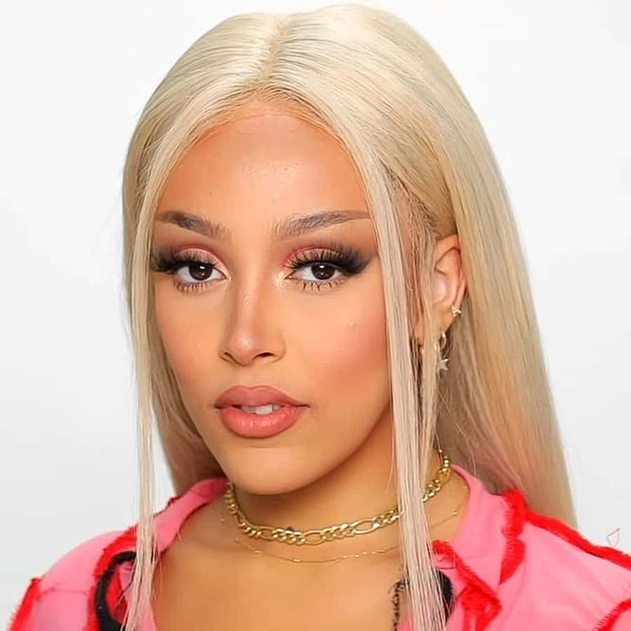 Doja Cat 在舞台上以她标志性的风格献上耀眼表演 壁纸
