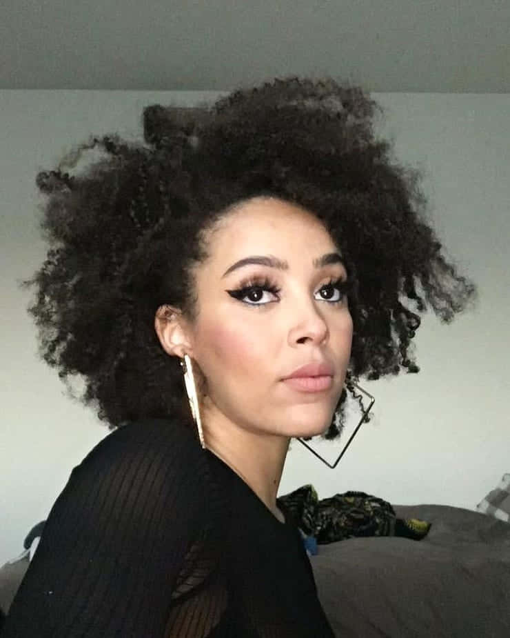 Doja Cat 散发积极魅力与时尚气息 壁纸