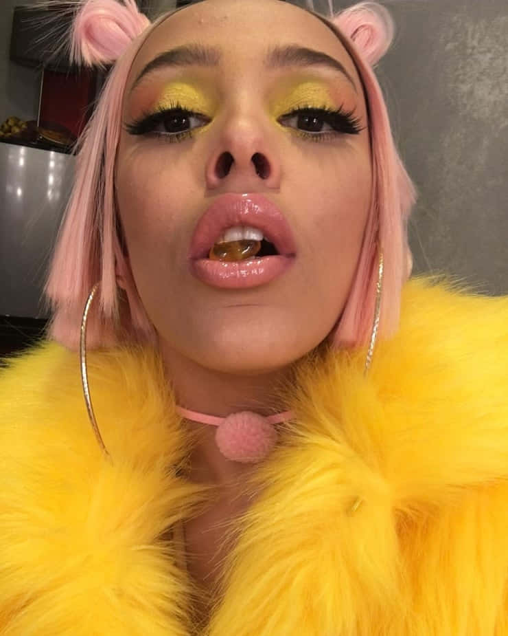 Doja Cat 身穿夸张蓝色皮草大衣，时尚感十足 壁纸
