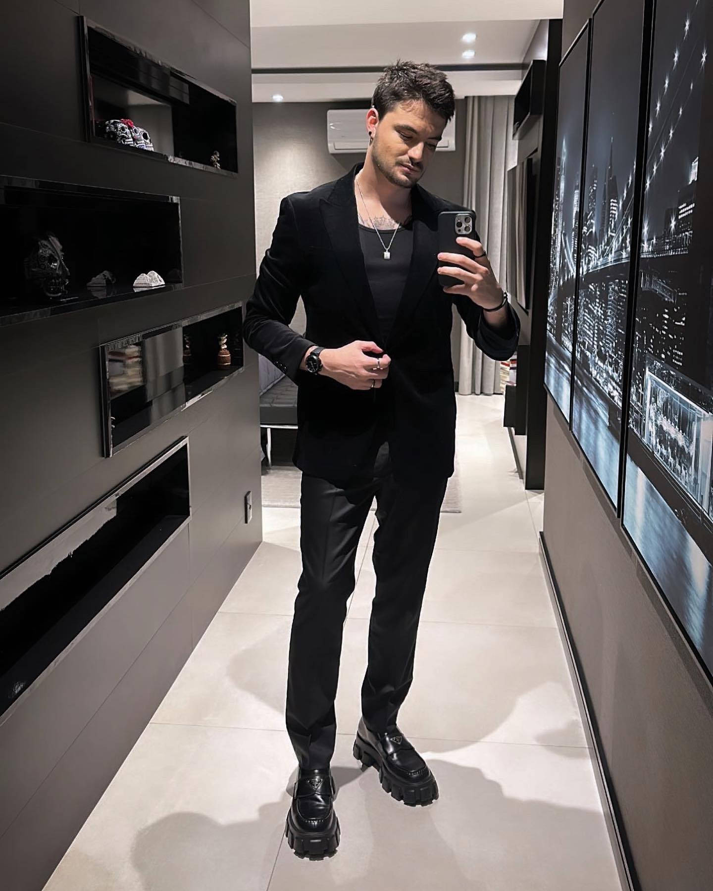 Felipe Neto 优雅黑色着装 壁纸