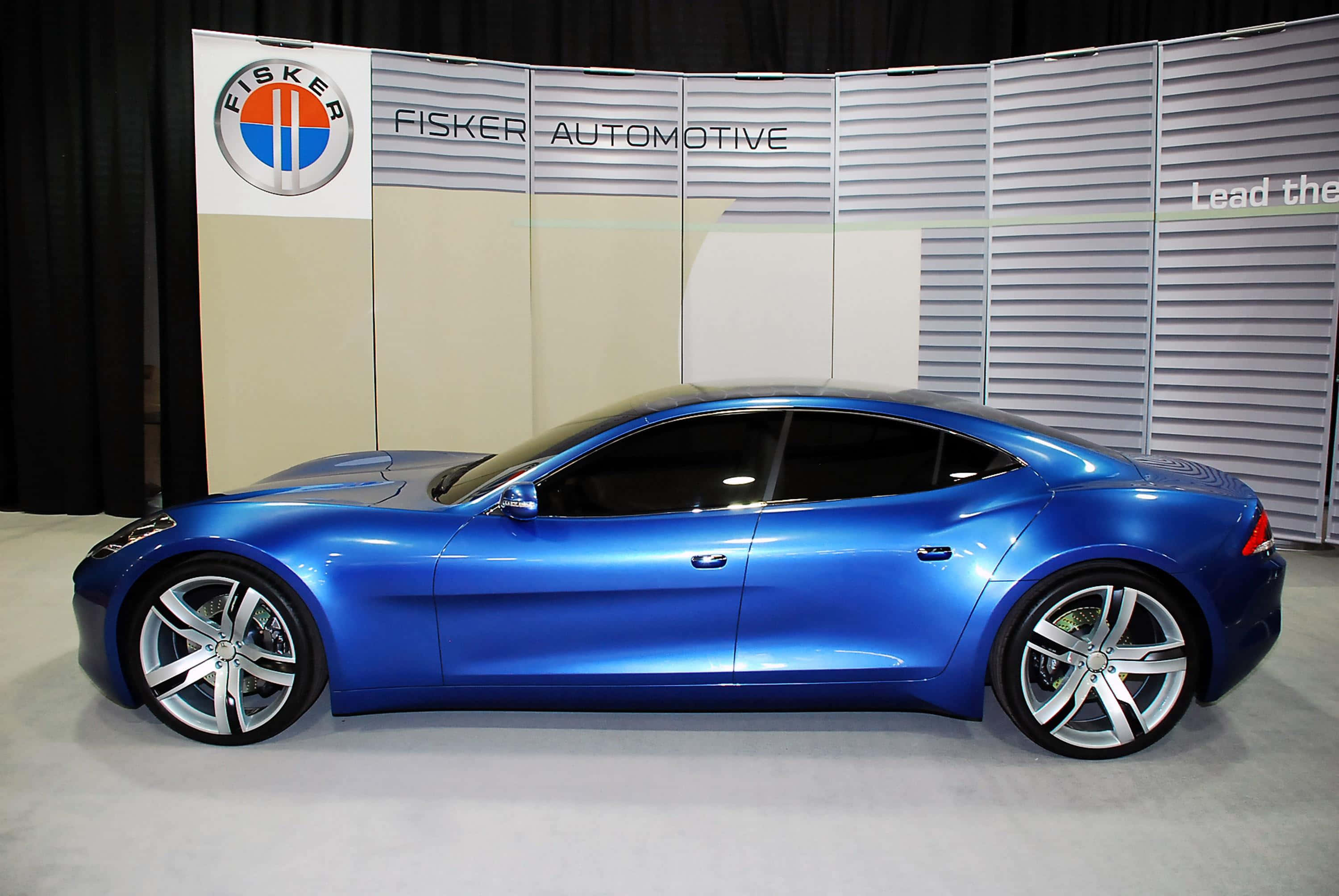 Fisker Karma 电动车在开阔道路上行驶 壁纸