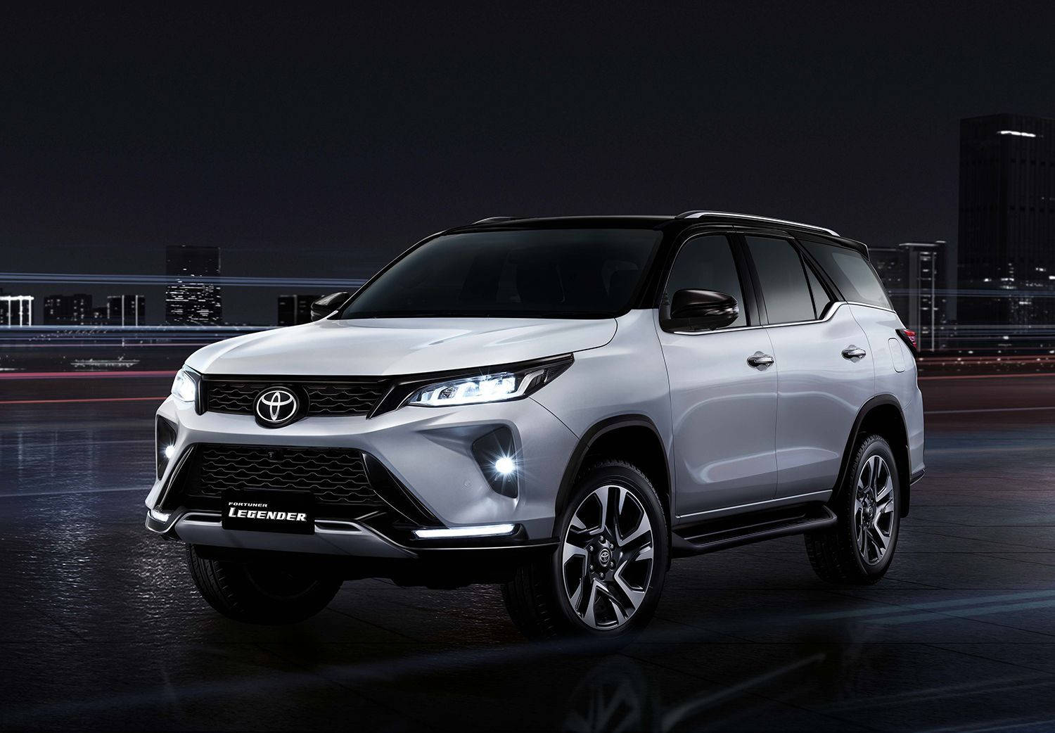 丰田Fortuner Legender珍珠白 壁纸