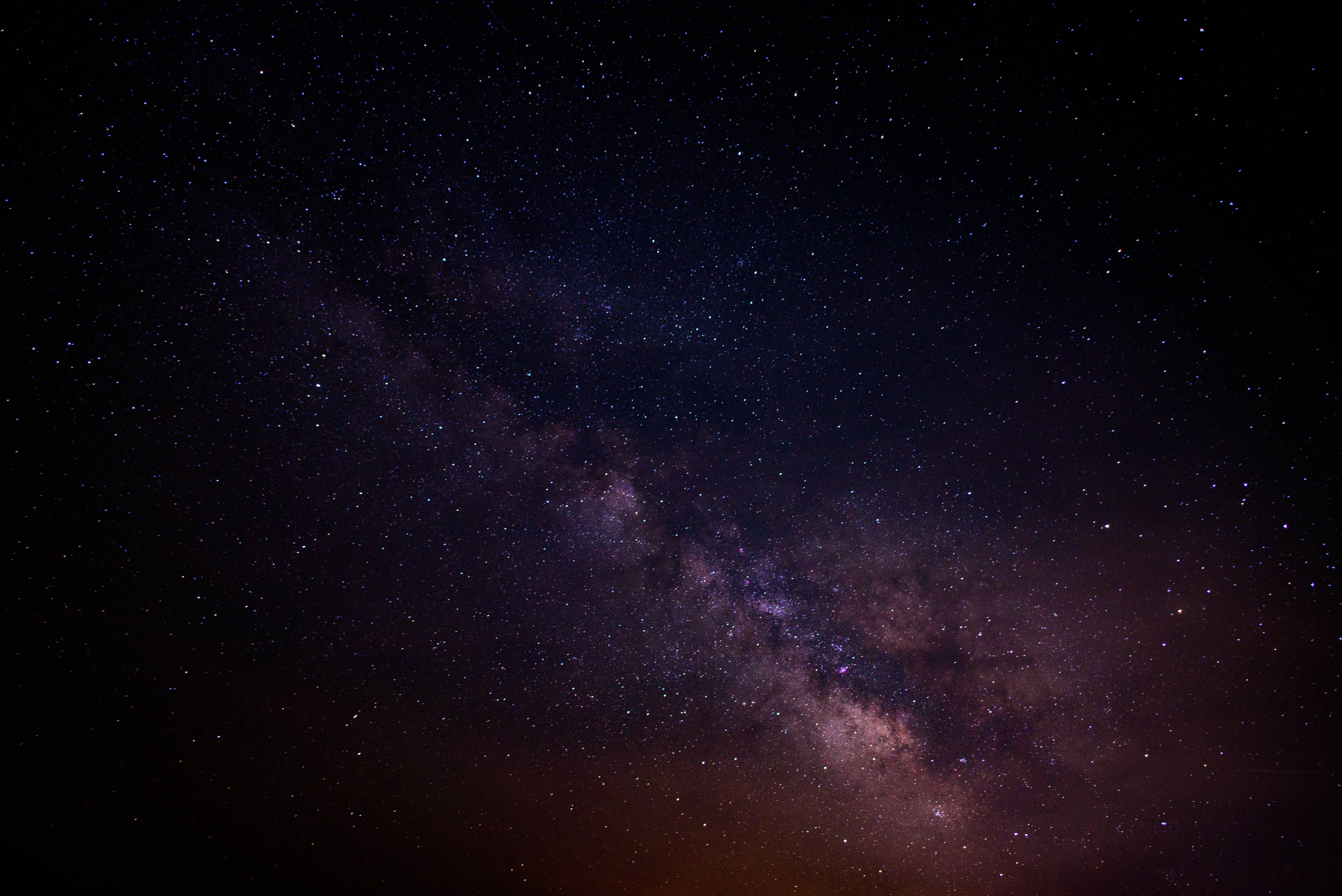 桌面上的三星Galaxy S10 Plus 壁纸