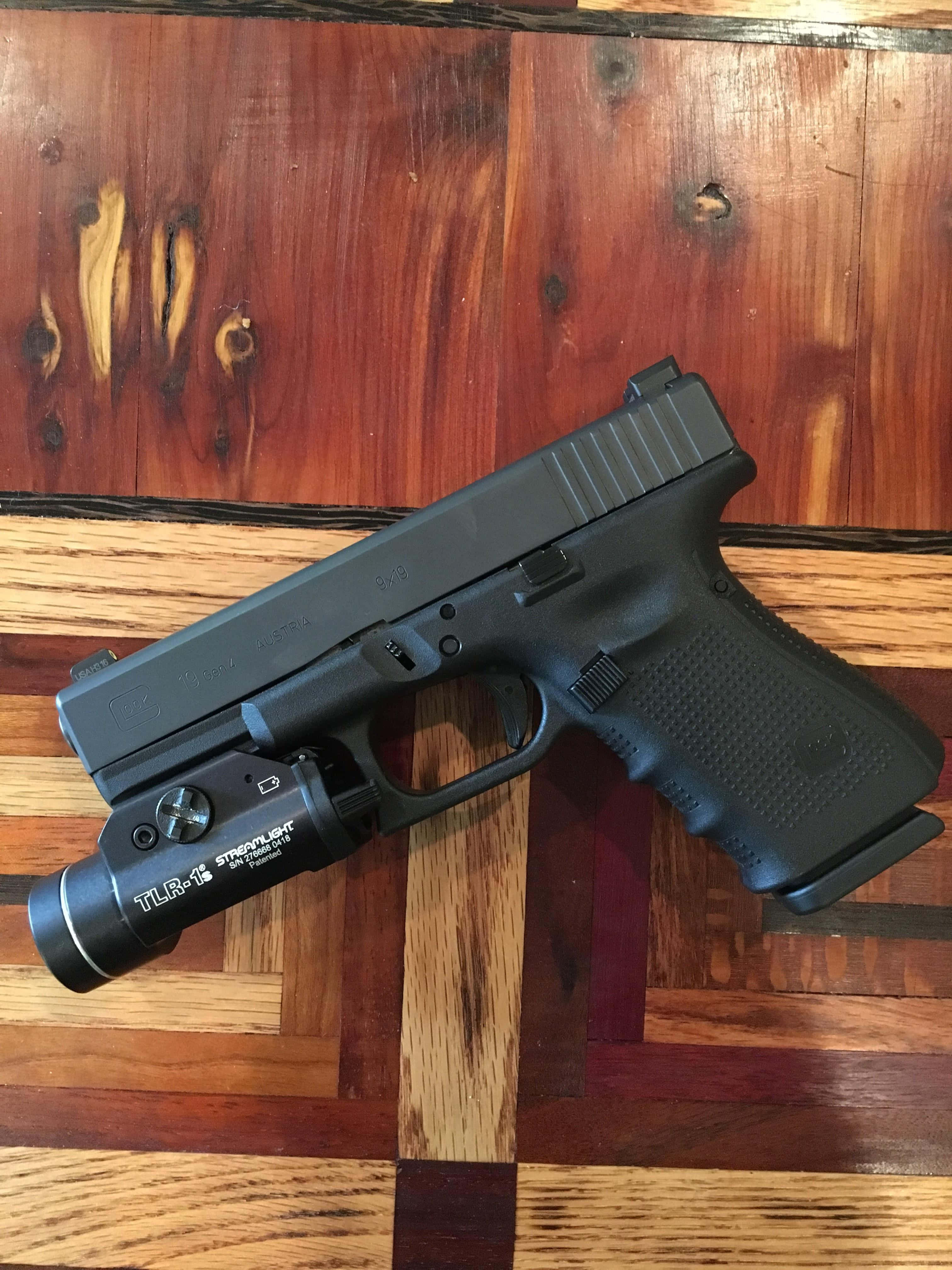 这把Glock 19手枪已准备就绪。 壁纸
