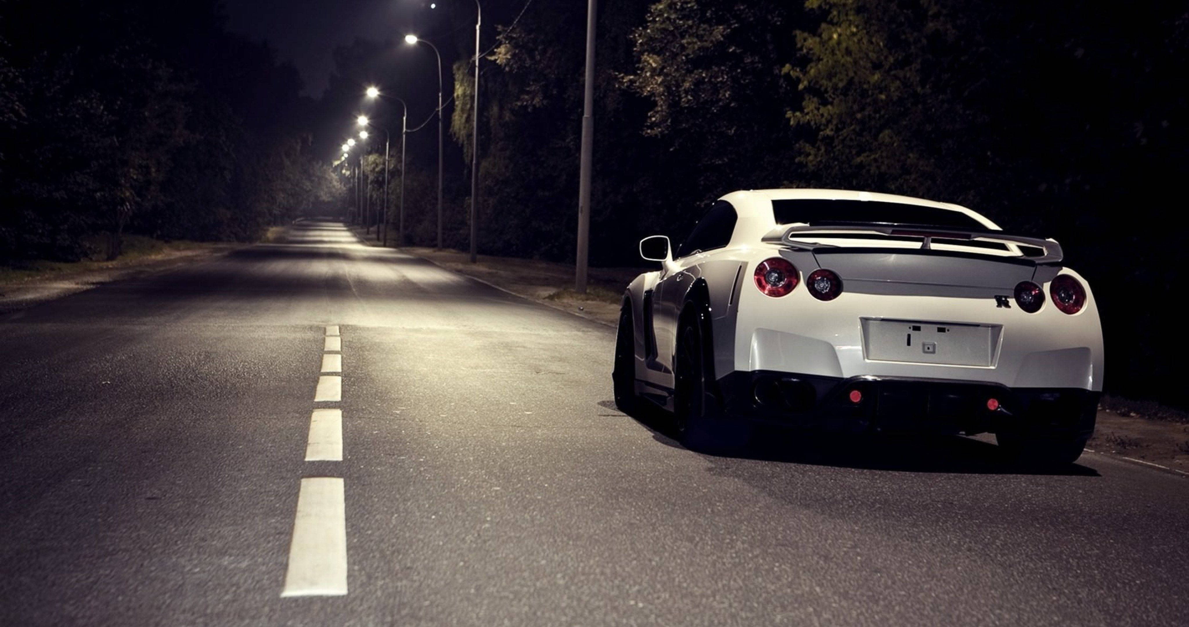 白色日产GTR 4K汽车 壁纸
