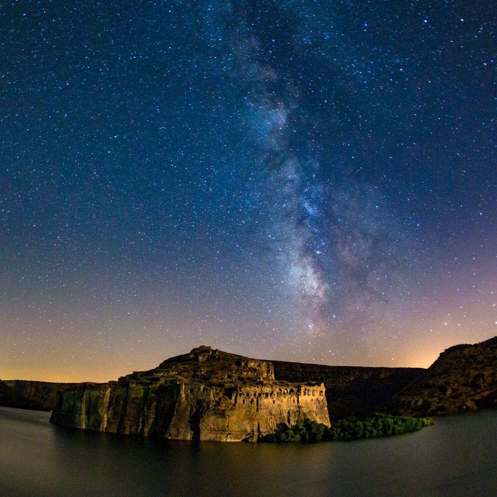 iPad Pro 岩石岛上的星空夜 壁纸