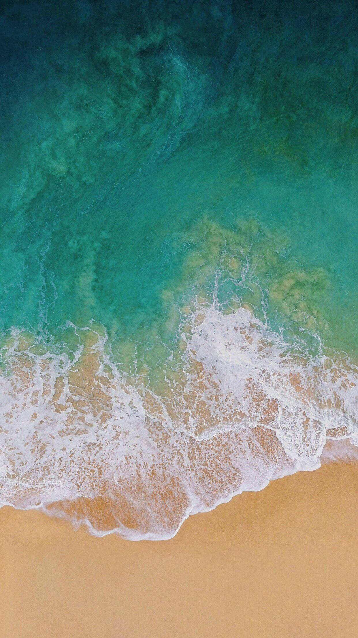 iPad Pro 海浪拍岸俯瞰图 壁纸