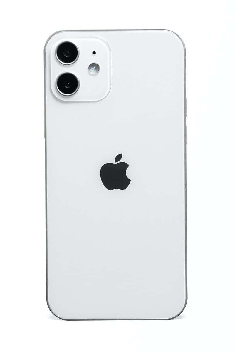 iPhone 12屏幕上壮丽的深蓝海洋与戏剧性海景 壁纸
